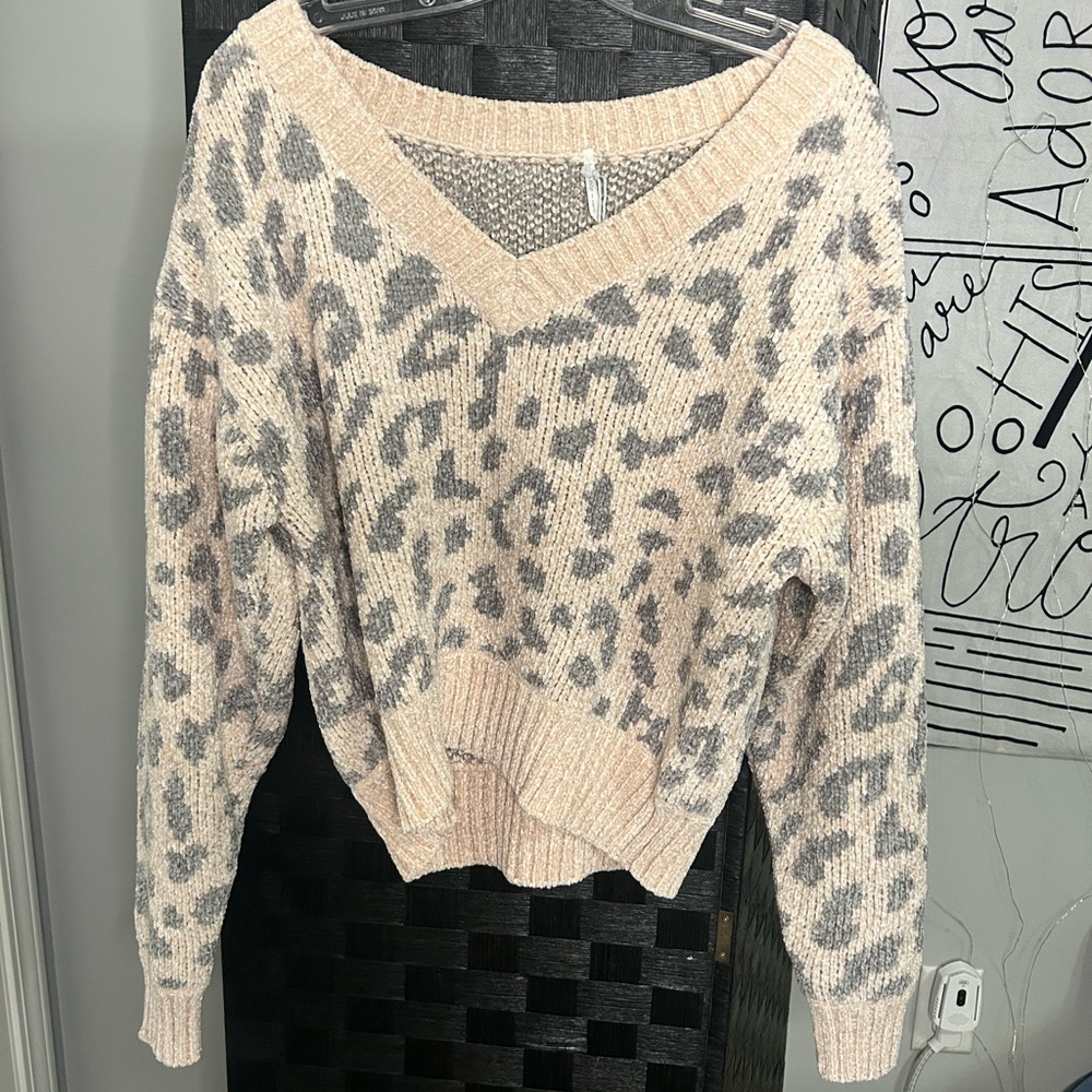 Chic V-Neck Leopard Sweater